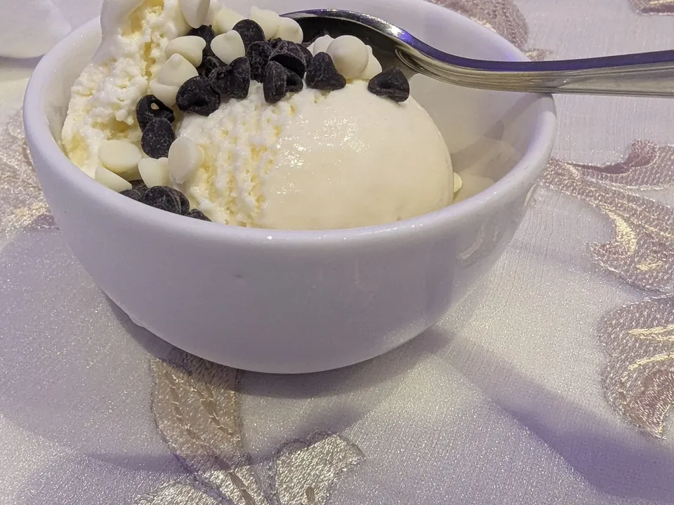Vanilleeis mit Toppings in einer Schale