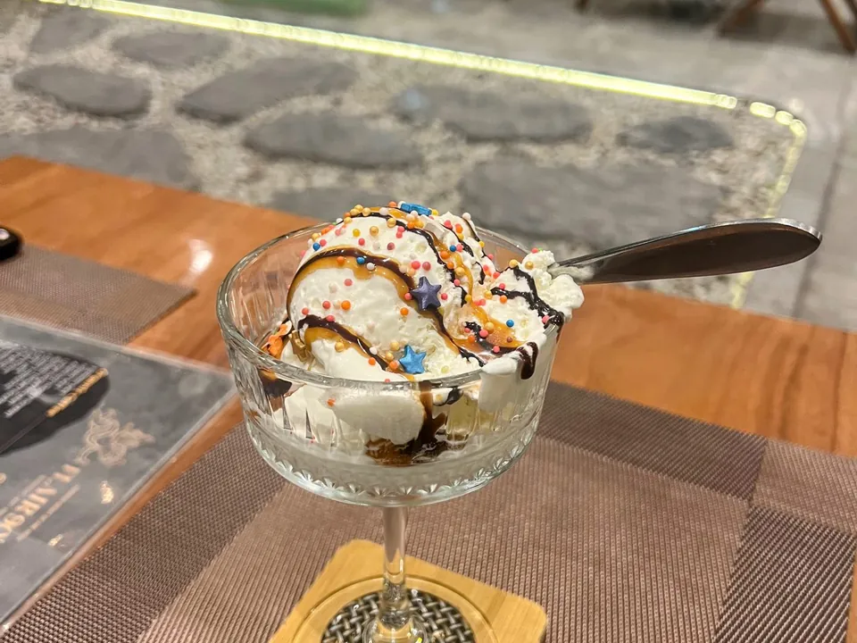 Vanilleeis in einem Dessertglas
